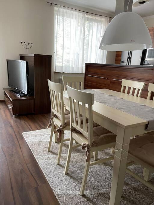 Priestranny 3 Izb. Apartman V Centre S Parkovanim. Banska Bystrica Luaran gambar